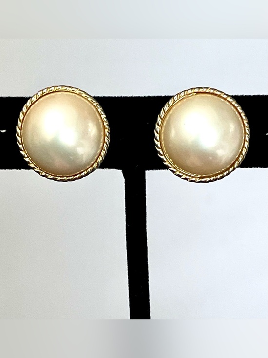 Vintage Jewelry - Vintage Cream Faux Pearl Clip On Earrings Gold Tone Rope Edge Retro Coquette MCM